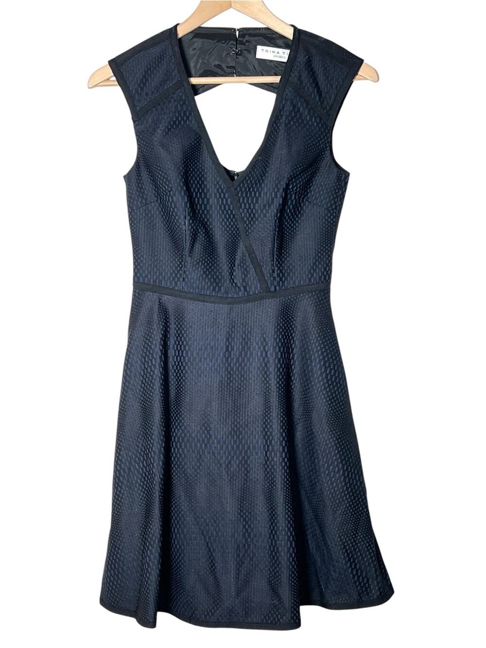 Trina Turk Black and Navy Textured V-Neck Fit & Flare Dress size Small? B120